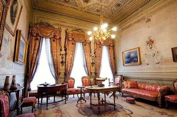 Dolmabahçe Sarayı'nın Perdeleri Dolmabahçe Sarayı'nın Perdeleri
