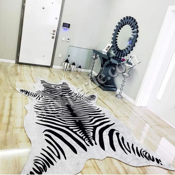Zebra Desenli Post Tüysüz Kaymaz Deri Taban Su Geçirmez Leke Tutmaz Halı Zebra Desenli Post Tüysüz Kaymaz Deri Taban Su Geçirmez Leke Tutmaz Halı