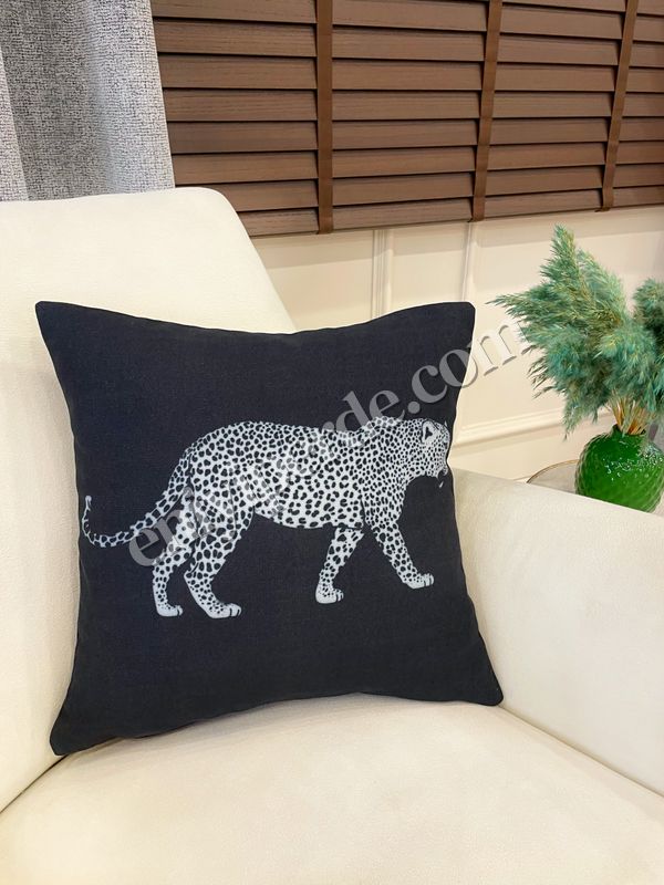 (siyah) Siyah Renk Aslan Desenli Dokuma Kumaş Kırlent Kılıfı 45x45 Fiyatları, Özellikleri ve Yorumları - 2