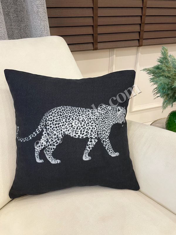 (siyah) Siyah Renk Aslan Desenli Dokuma Kumaş Kırlent Kılıfı 45x45 Fiyatları, Özellikleri ve Yorumları - 3