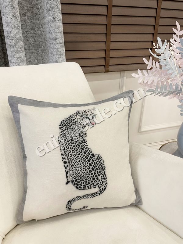 (ekru) Ekru-Gri Renk Aslan Desenli Dokuma Kumaş Kırlent Kılıfı 45x45 Fiyatları, Özellikleri ve Yorumları - 1