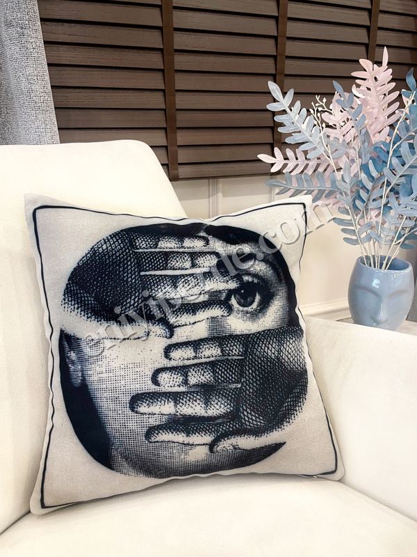 (acik-gri) Açık Gri Fornasetti Lina Cavalieri Yüz Temalı Kırlent Kılıfı 45x45 Fiyatları, Özellikleri ve Yorumları - 1