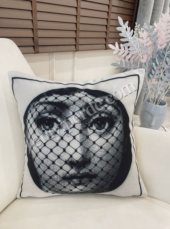 (gri-1) Açık Gri Fornasetti Lina Cavalieri Yüz Temalı Kırlent Kılıfı 45x45 Fiyatları, Özellikleri ve Yorumları - 2