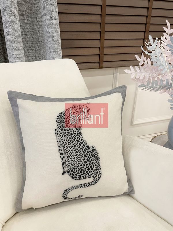 (ekru) Ekru-Gri Renk Aslan Desenli Dokuma Kumaş Kırlent Kılıfı 45x45 - 1