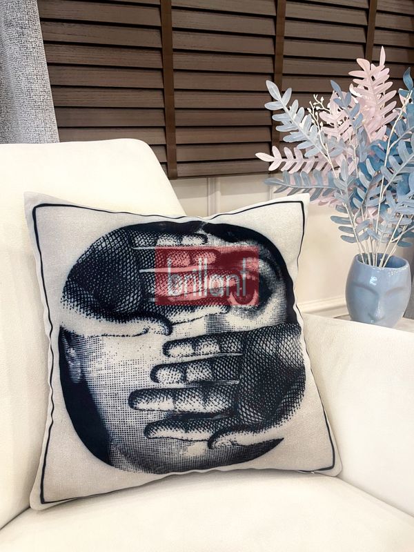 (acik-gri) Açık Gri Fornasetti Lina Cavalieri Yüz Temalı Kırlent Kılıfı 45x45 - 1