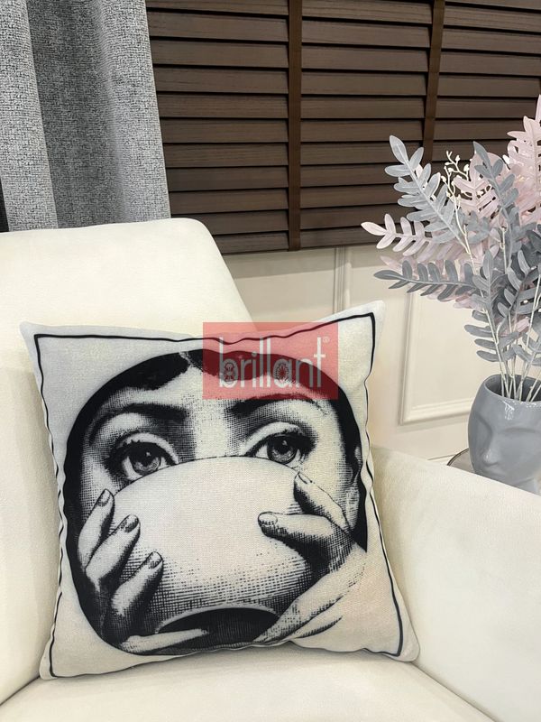 (gri-tekli) Açık Gri Fornasetti Lina Cavalieri Yüz Temalı Kırlent Kılıfı 45x45 - 1